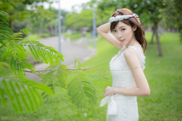 Nothing child smiled in early summer and autumn to show surprise.